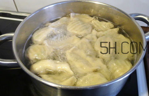 為什么餃子煮熟了會浮起來？餃子煮多久才熟？