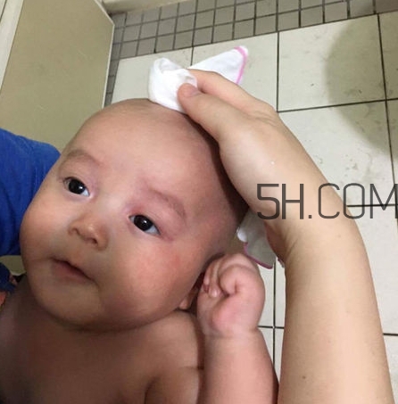 如何正確給寶寶洗澡？給寶寶洗澡水溫多少度？