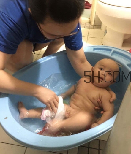 如何正確給寶寶洗澡？給寶寶洗澡水溫多少度？