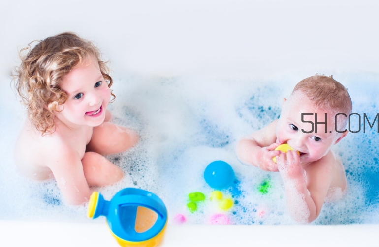 如何正確給寶寶洗澡？給寶寶洗澡水溫多少度？