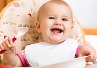 寶寶多大可以自己吃飯？如何讓寶寶愛上吃飯？