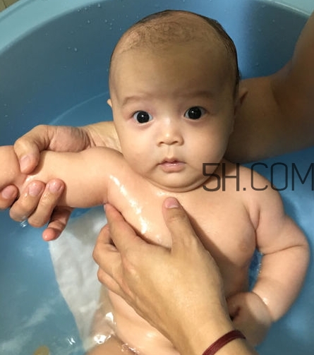 如何正確給寶寶洗澡？給寶寶洗澡水溫多少度？