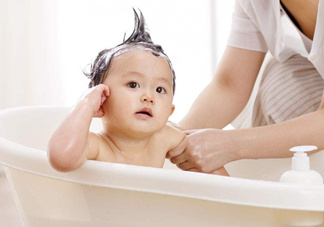 如何正確給寶寶洗澡？給寶寶洗澡水溫多少度？