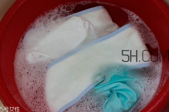 紙尿布和布尿布有什么區(qū)別？紙尿布和布尿布哪個好？