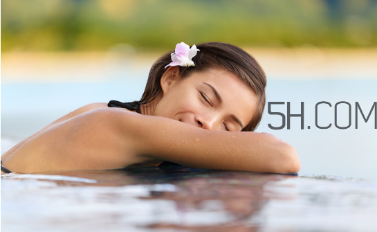 哪種游泳姿勢對頸椎有好處？游泳時耳朵進水了怎么辦？