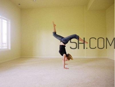 深蹲會讓小腿變粗嗎？倒立能減肚子上的肉嗎？