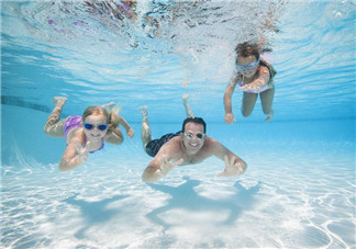 哪種游泳姿勢對頸椎有好處？游泳時耳朵進水了怎么辦？