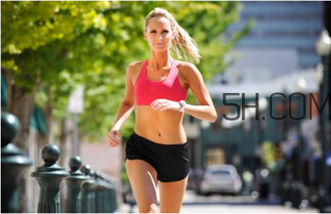 早上有霧跑步有什么影響？跑步肌肉拉傷怎么辦？