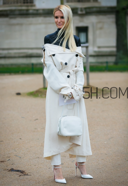 白色包包配什么衣服？白色包包怎么搭配？