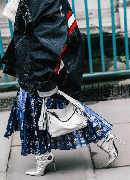 白色包包配什么衣服？白色包包怎么搭配？