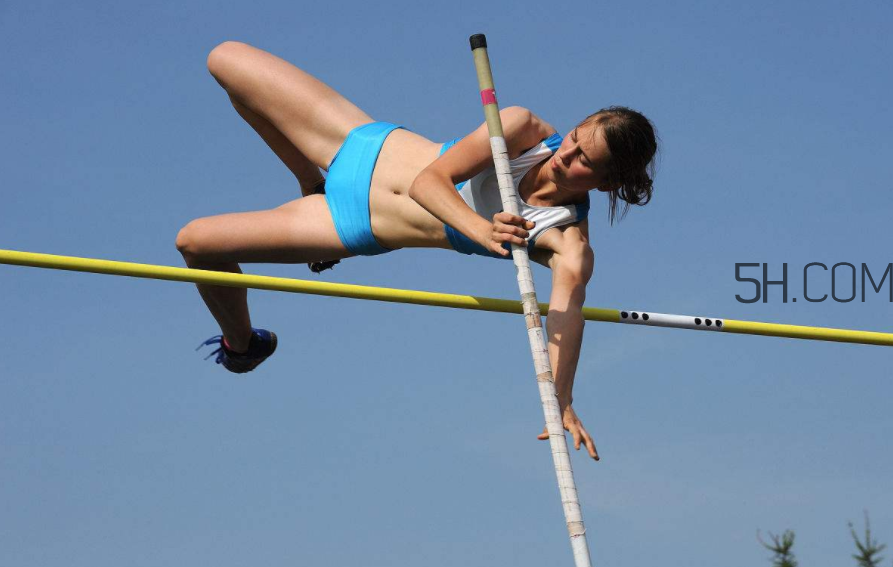 如何做好撐桿跳高運(yùn)動(dòng)？背越式跳高的七大技巧