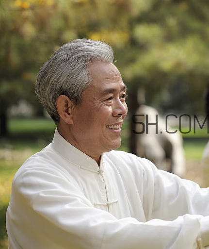 頸椎病能游泳嗎？頸椎病能引起胸疼嗎？