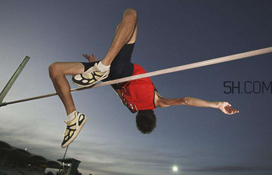 如何做好撐桿跳高運(yùn)動(dòng)？背越式跳高的七大技巧