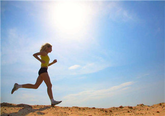 跑步小腹痛是怎么回事？深蹲減肥比跑步更有效嗎？