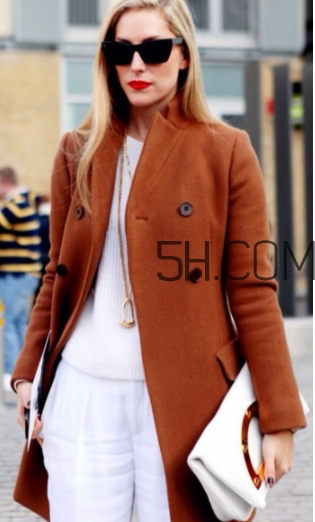 焦糖色配什么顏色好看？焦糖色褲子配什么顏色上衣