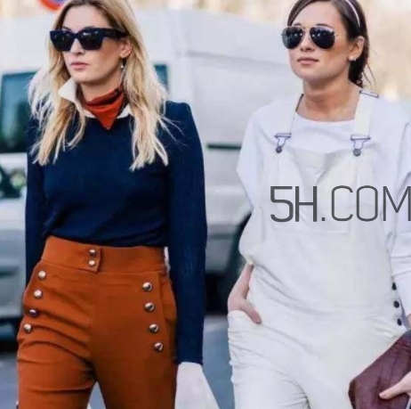 焦糖色配什么顏色好看？焦糖色褲子配什么顏色上衣