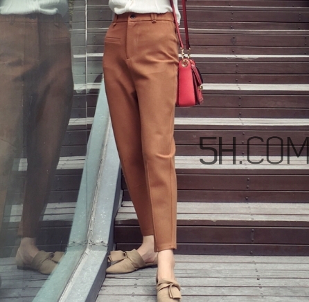 焦糖色配什么顏色好看？焦糖色褲子配什么顏色上衣