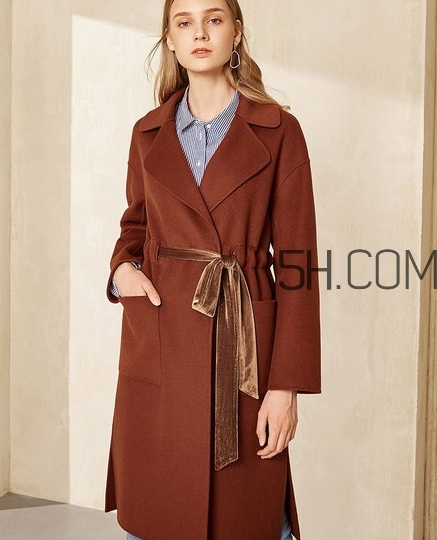 焦糖色配什么顏色好看？焦糖色褲子配什么顏色上衣