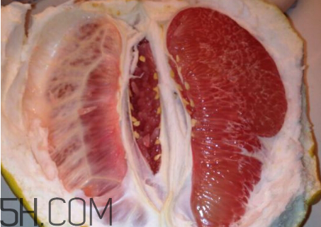 紅心柚和白心柚有什么區(qū)別？柚子皮泡水喝的作用？