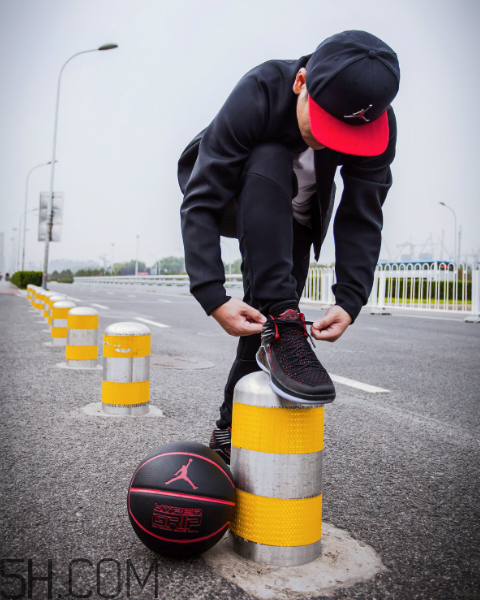 air jordan 32黑紅禁穿配色上腳效果怎么樣？