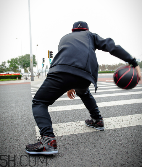 air jordan 32黑紅禁穿配色上腳效果怎么樣？
