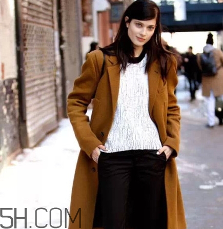 焦糖色風(fēng)衣配什么內(nèi)搭？焦糖色風(fēng)衣里面穿什么