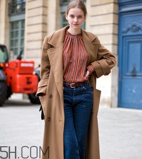 焦糖色風(fēng)衣配什么內(nèi)搭？焦糖色風(fēng)衣里面穿什么