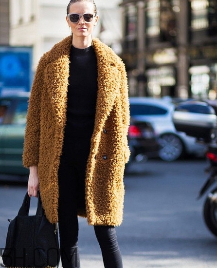 焦糖色風(fēng)衣配什么內(nèi)搭？焦糖色風(fēng)衣里面穿什么