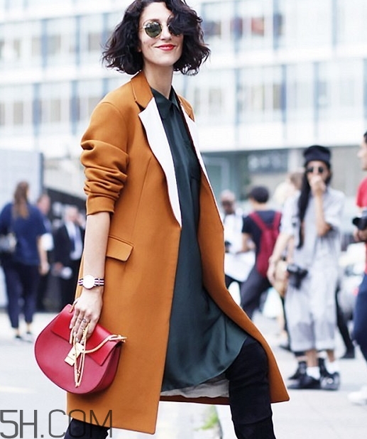 焦糖色風(fēng)衣配什么內(nèi)搭？焦糖色風(fēng)衣里面穿什么