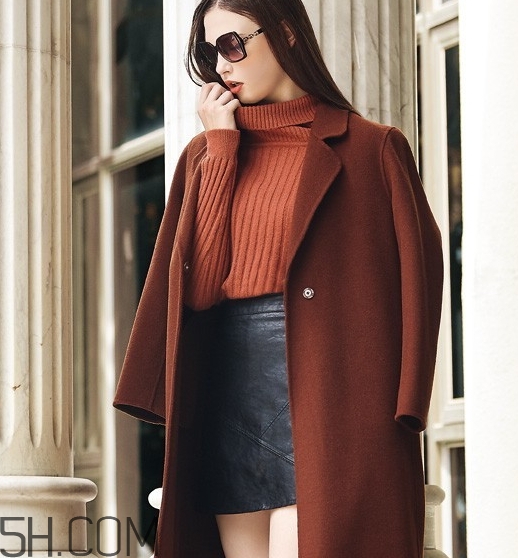 焦糖色風(fēng)衣配什么內(nèi)搭？焦糖色風(fēng)衣里面穿什么