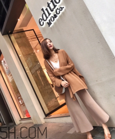 焦糖色風(fēng)衣配什么內(nèi)搭？焦糖色風(fēng)衣里面穿什么