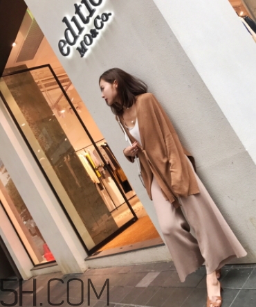 焦糖色風(fēng)衣配什么內(nèi)搭？焦糖色風(fēng)衣里面穿什么