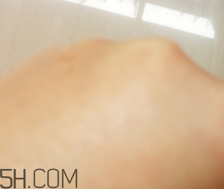 百雀羚爽膚水怎么樣？百雀羚爽膚水含酒精嗎？