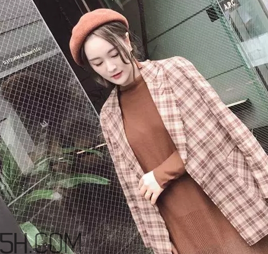 焦糖色毛衣配什么外套？焦糖色毛衣配什么顏色外套好看