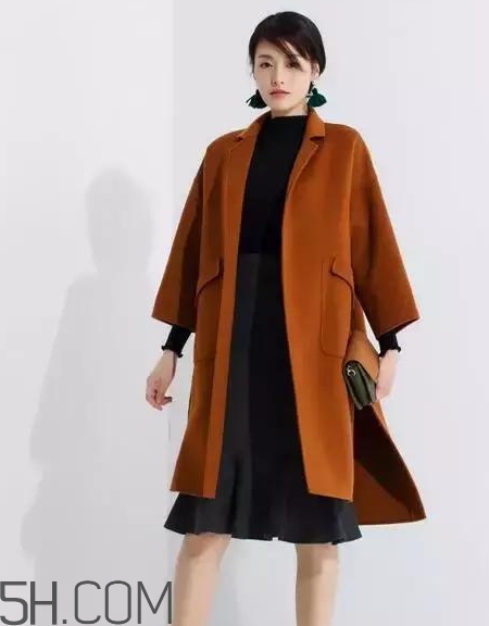焦糖色毛衣配什么外套？焦糖色毛衣配什么顏色外套好看