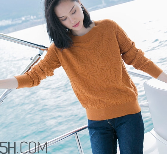 焦糖色毛衣配什么外套？焦糖色毛衣配什么顏色外套好看