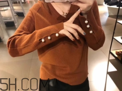 焦糖色毛衣配什么外套？焦糖色毛衣配什么顏色外套好看