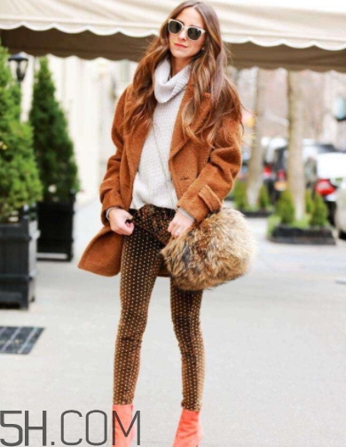 焦糖色大衣配什么顏色圍巾？焦糖色呢子配什么圍巾