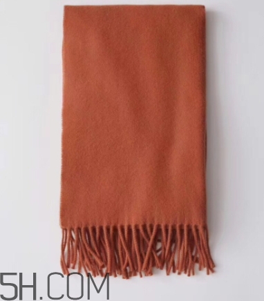 焦糖色大衣配什么顏色圍巾？焦糖色呢子配什么圍巾