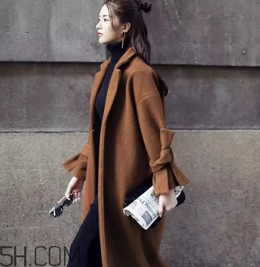 焦糖色大衣配什么顏色圍巾？焦糖色呢子配什么圍巾