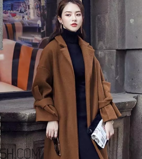 焦糖色大衣配什么顏色圍巾？焦糖色呢子配什么圍巾