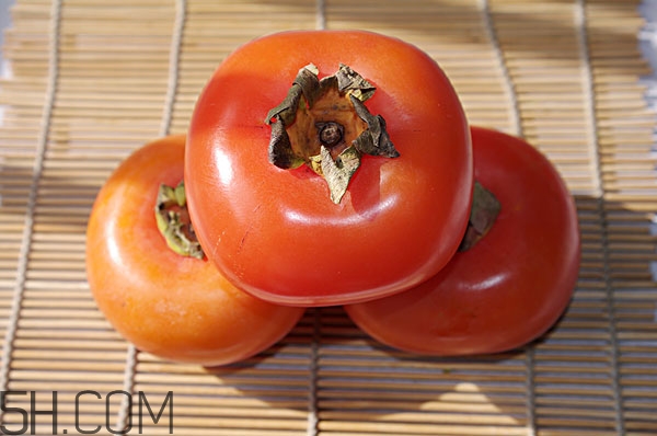 吃柿子舌頭發(fā)澀怎么辦 為什么吃柿子舌頭發(fā)麻 吃柿子舌頭發(fā)澀怎么辦 為什么吃柿子舌頭發(fā)麻