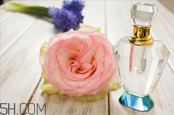 香水開封后可以放多久 過期香水的危害需重視 香水開封后可以放多久 過期香水的危害需重視