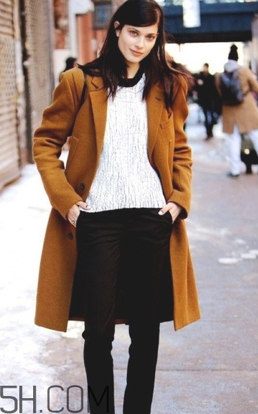 焦糖色大衣配什么褲子？焦糖色大衣搭配
