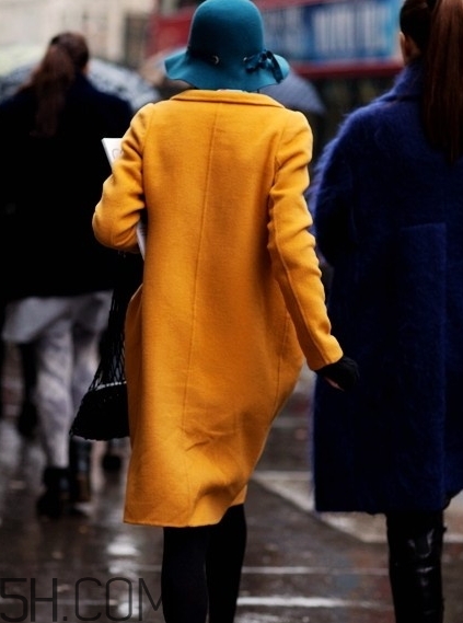 焦糖色大衣配什么褲子？焦糖色大衣搭配