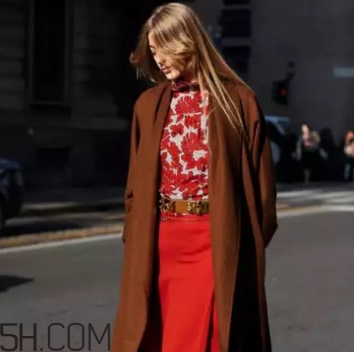 焦糖色大衣配什么顏色毛衣？焦糖色大衣毛衣搭配