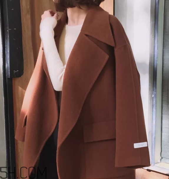 焦糖色大衣配什么顏色毛衣？焦糖色大衣毛衣搭配