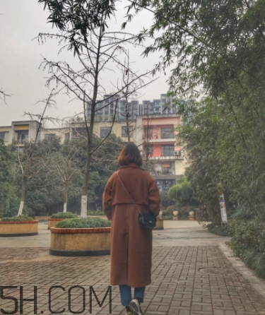 焦糖色大衣配什么顏色毛衣？焦糖色大衣毛衣搭配