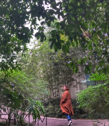 焦糖色大衣配什么顏色毛衣？焦糖色大衣毛衣搭配