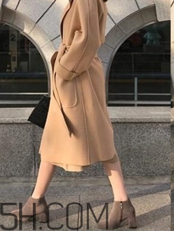 焦糖色風衣搭配什么鞋子？焦糖色風衣搭配什么襪子